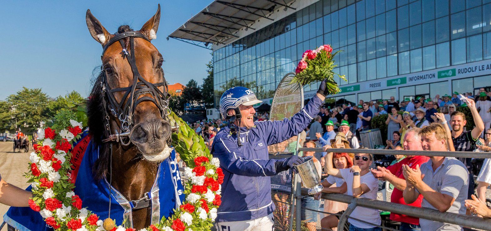 Dumbo og træner/kusk Gordon Dahl efter Derbysejren i 2019.